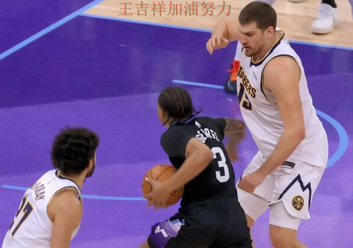 约基奇最后阶段发力锁定胜局 进攻效率提升成为亮点 约基奇最后阶段发力锁定胜局 进攻效率提升成为亮点